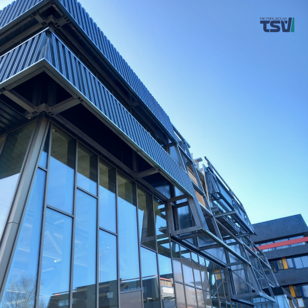 Metaalbouw TSV plaatst wandplaten bij Stadhuis Hoorn